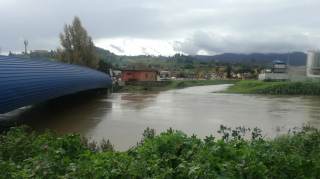 Livelli preoccupanti dell\'Ombrone all\'altezza del Ponte Attigliano dove si immette La Furba