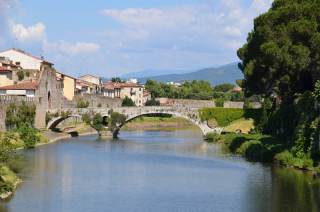 Il ponte al Mercatale fotografato dall\'argine sinistro del Bisenzio