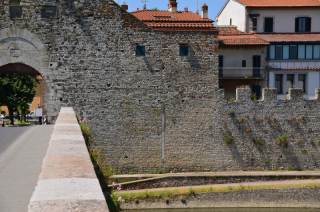 Tratto viario del ponte al Mercatale con particolare dell\'asta idrometrica