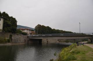 Ponte XX Settembre, fotografato dall\'argine destro del Bisenzio