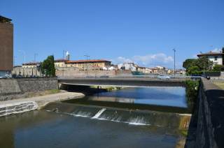 Il ponte XX Settembre fotografato dall\'argine sinistro del Bisenzio
