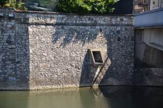 Foto di un canale di scolo di acque piovane, fotografato dall\'argine destro del fiume
