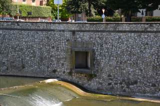 Canale di immissione in Bisenzio del Rio S. Anna, fotografato dall\'argine destro del fiume.