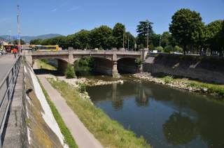 Il ponte alla Vittoria fotografato dall\'argine destro del fiume