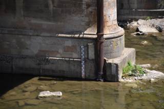 Piccola asta idrometrica posta alla base del ponte alla Vittoria