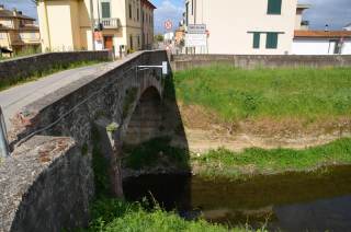 Ponte dei Bini visto lateralmente con il segnalatore dei livelli