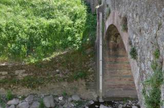 Particolare della asta idrometrica posta sulla sinistra idraulica del fiume Calice