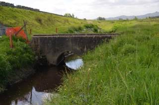 Piccolo ponte sul torrente Calicino, fotografato dall\'argine destro del torrente