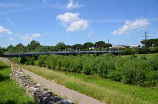 Ponte Datini fotografato dall\'argine sinistro del Bisenzio.