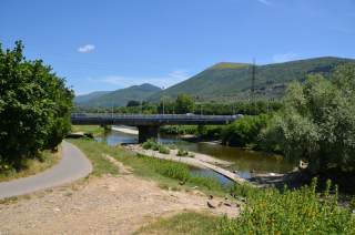 Il ponte Datini fotografato dall\'argine destro del Bisenzio