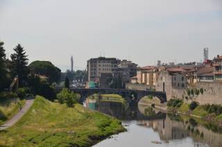 Ponte al Mercatale fotografato dall\'argine sinistro del Bisenzio