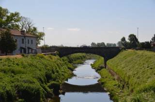 Ponte Caserane fotografato dall\'argine destro del fiume.