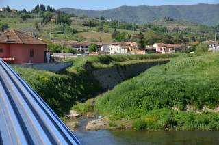Fotografia scattata da Ponte Attigliano della confluenza del canale di scolo industriale nel torrente Ombrone.