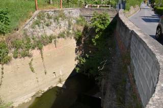 Particolare della portella di scolo del torrente Filimotula che si immette in Ombrone