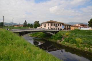 Immagine del ponte all\'Asse vista dall\'argine sinistro dell\'Ombrone