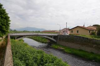 Vista del ponte all\'Asse dall\'argine destro dell\'Ombrone