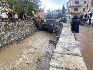 Esondazione del torrente Bardena con detriti e fango lasciati dal fiume