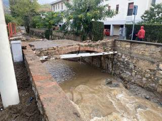 Ponte sul torrente Bardena fortemente danneggiato
