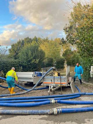 Pompe idrovore in azione per rimuovere l\'acqua.