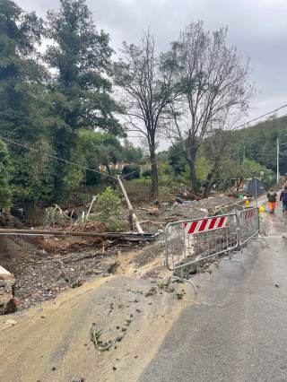 Accumulo di detriti e pali abbattuti ai lati di via di Cantagallo