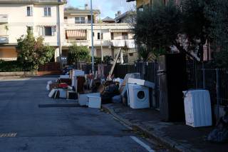 Rifiuti (un frigorifero, una lavatrice e scatoloni vari) posti fuori dalle case di Viaccia.