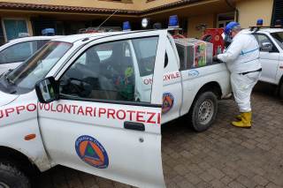 Auto attrezzata della colonna mobile dell\'Umbria venuta in soccorso alla popolazione in difficoltà, davanti a una abitazione