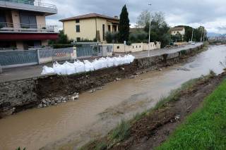Sacchi di sabbia posizionati lungo strada dove è crollato il muro che separa la strada dal torrente Bardena