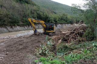 Ruspa al lavoro per togliere detriti dal letto del fiume Bisenzio