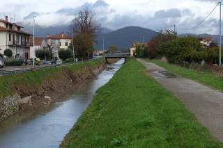 Argini danneggiati lungo il torrente che scorre accanto alla pista ciclabile