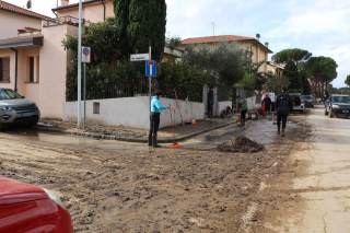 Cittadini con scope e cassette per togliere il fango lungo le strade e nelle abitazioni