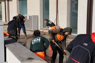 Volontari al lavoro per la pulizia dal fango
