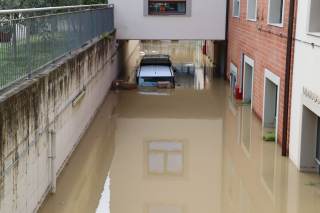 Macchine davanti ai garage completamente sommerse dall\'acqua