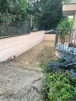 Acqua a pari della strada in garage sottinterrati
