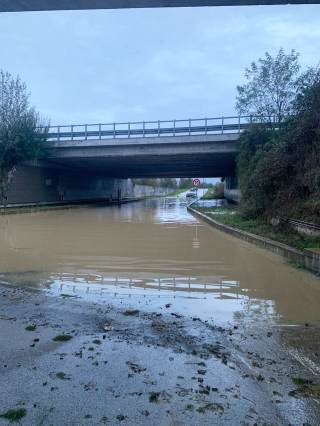 Acqua nel sottopasso di viale dell\'Unione Europea e auto bloccate