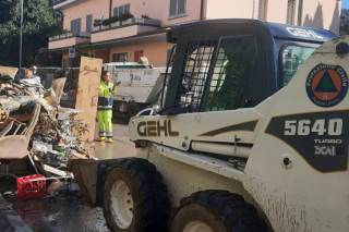 Mezzo della Protezione civile umbra che sposta rifiuti in strada