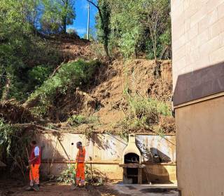 Frana e operatori a lavoro per il ripristino e la messa in sicurezza delle case
