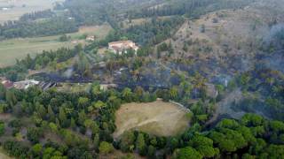 Vista dall\'alto dell\'incendio che ha coinvolto il poligono di tiro a segno e l\'area boschiva intorno.