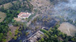 Vista dall\'alto dell\'incendio che ha coinvolto il poligono di tiro a segno e l\'area boschiva intorno.