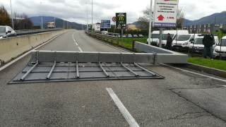 Cartello stradale sdraiato sull\'asfalto della Tangenziale nella zona vicino al centro commerciale direzione Prato nord