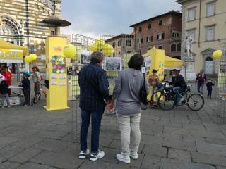 Cittadini in piazza Duomo tra gli stand della campagna