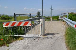 Piano viario del ponte Melani con transenne per limitare l\'accesso al solo transito pedonale