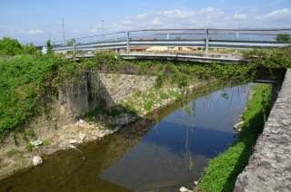 Ponte Melani visto dall\'argine sinistro del Calice. Ben visibile il rifacimento della spalletta in destra idraulica del ponte.
