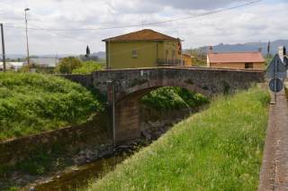 Ponte dei Bini ripreso dall\'argine destro del fiume con particolare della vecchia asta idrometrica e del sensore.