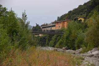 Ponte di Gamberame sul fiume Bisenzio fotografato sull\'argine sinistro del fiume