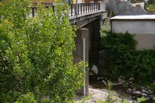 Immagine dell\'asta idrometrica, posta sul Ponte di Gamberame, scattata dall\'argine destro del Bisenzio.