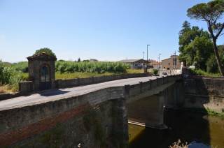 Ponte a Molino fotografato dall\'argine sinistro del fiume Ombrone