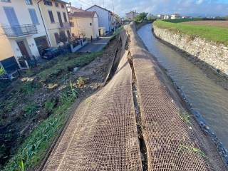 Particolare dell\'argine crollato del torrente Bagnolo a Viaccia. I detriti hanno invaso via di Montemurlo che costeggia l\'argine del fiume.