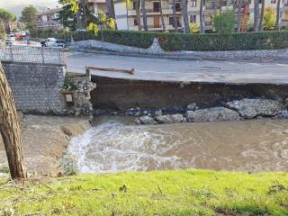 Crollo del muretto a fianco del torrente Bardena a Galceti