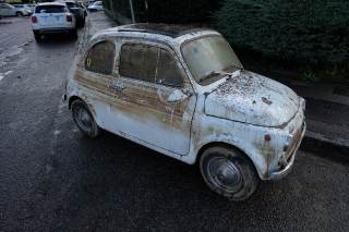 Fiat 500 d\'epoca alluvionata e fangosa